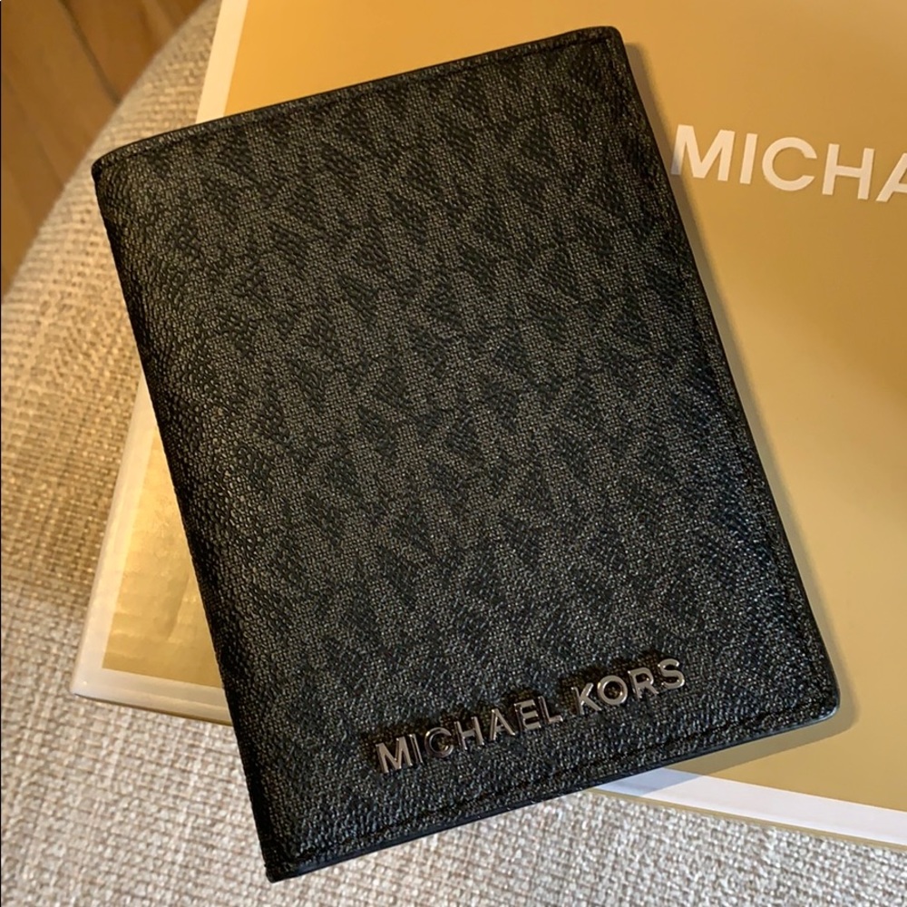 Sale ๐ Michael Kors Passport Holder Wallet case - Picture 6 of 12